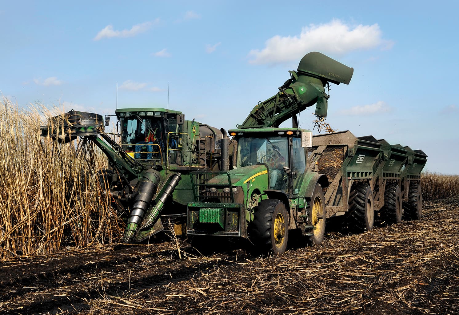 U.S. Sugar farmers use the latest John Deere technology solutions on sugarcane harvesters and tractors.