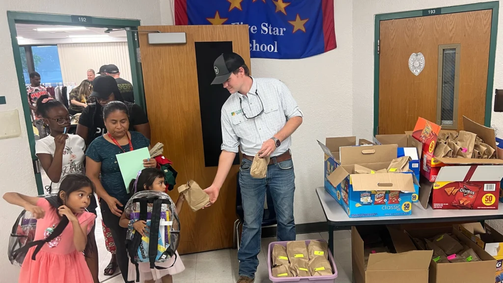 U.S. Sugar community impact - employee volunteering with local students